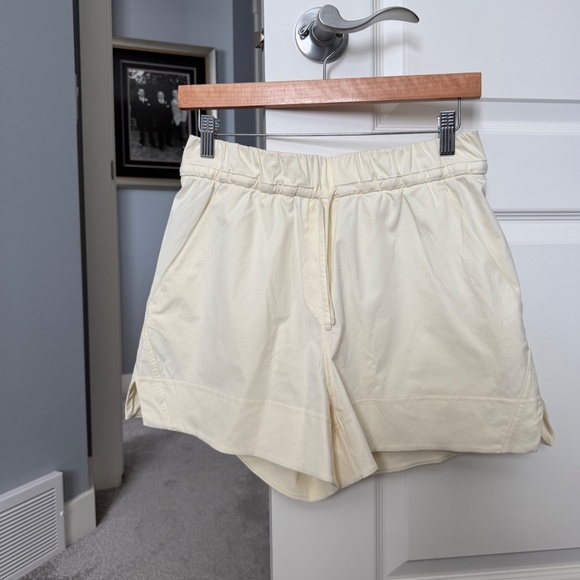 Lululemon cinchable waist high-rise 3.5” short - Picture 2 of 5